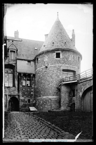 Château, l'entrée prise par tour Saint-Remy (vue du)