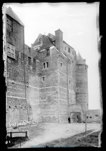 Château, gros plan des tours (vue du)