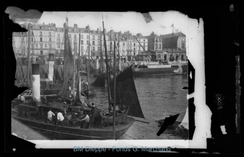 Chalutiers, quai Henri IV (vue de)