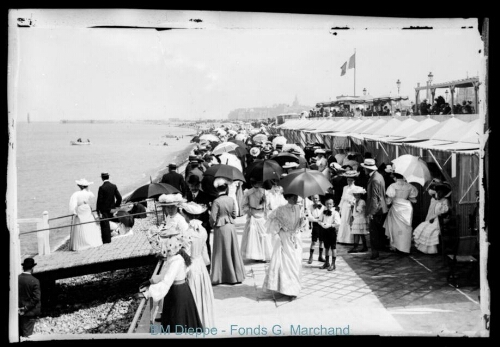 Cabines et foule sur boulevard maritime (vue des)