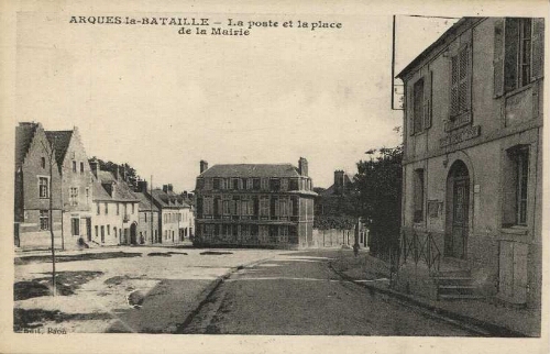 ARQUES-la-BATAILLE – La poste et la place de la Mairie