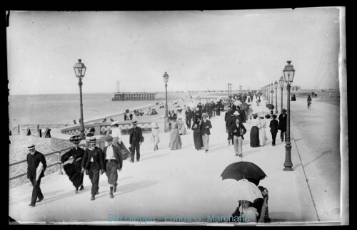 Foule sur boulevard maritime et jetée ouest (vue de la)