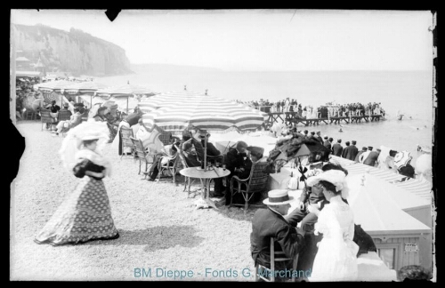 Foule boulevard maritime, tables avec parasols et estacade (vue de la)