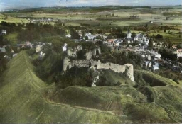 EN AVION AU-DESUS DE ... Arques LA BATAILLE (Seine-Maritime) Ruines du Château Féodal (XIIe siècle).