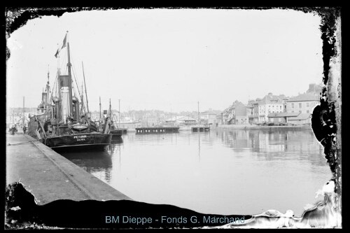 Bassin Duquesne avec les chalutiers vapeur « Pétunia » et « Marguerite » (vue du)