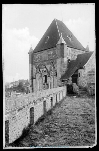 Château, entrée tour St Remi, Bât. A (vue du)