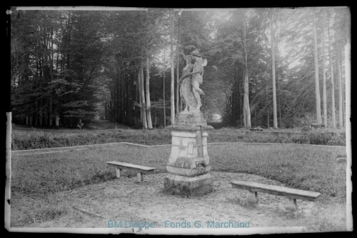 Statue et du parc du château de la Mésangère (vue d'une)