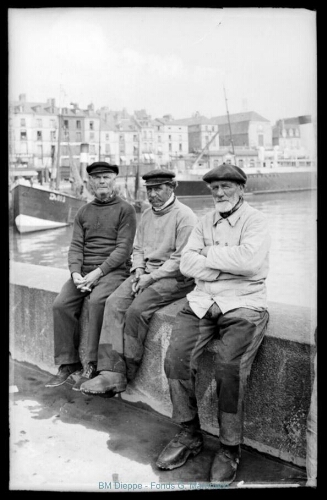 Duquesne avec trois marins sur le parapet (vue du quai)