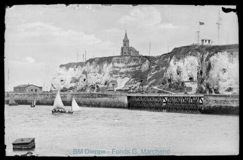 Chapelle Bonsecours et falaises, prise du quai du carénage, (vue de la)