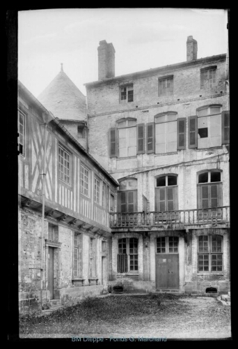 Château, cour intérieure (vue du)