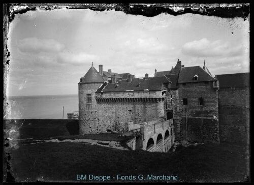 Château, prise du pont levis (vue du)