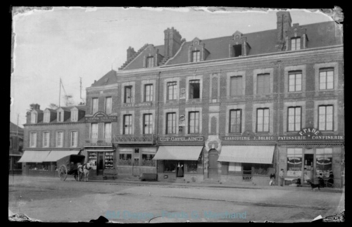 Place du marché, avec « café de Rouen », « Ets Catelain », « charcuterie Dolbec », « patisserie Padé »... (vue de la)