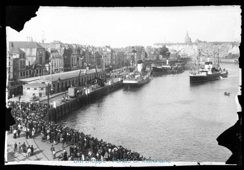 Générale de l'avant-port avec des steamers et la foule (vue)