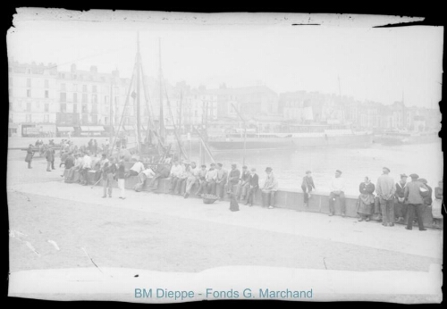 Avant-port, pêcheurs assis sur le parapet, quai Duquesne (vue de l')