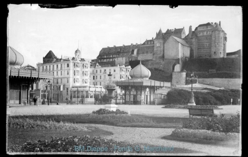 Château, et le Régina Palace pris du jardin du Casino (vue du)