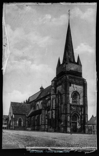Eglise avec quatre petits clochets sur une tour carrée et un cinquième principal (vue d'une)