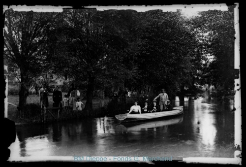 Barque sur rivière avec inscription « Amiral Courbet, capitaine Romane » (vue d'une)