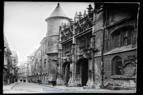 Portique de la rue des libraires de la cathédrale (vue du)