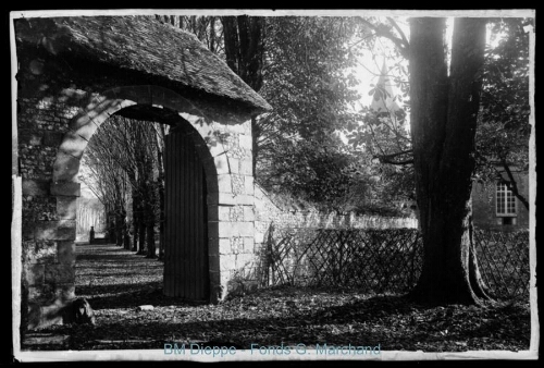 Porche d'entrée de l'abbaye (vue du)