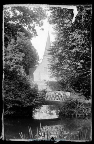 Eglise, rivière et pont en bois (vue de l')