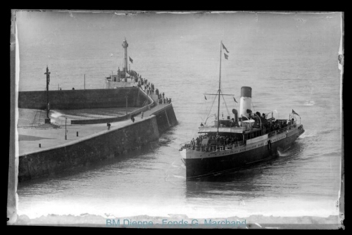 « Sussex » arrivant dans les jetées (vue du steamer)