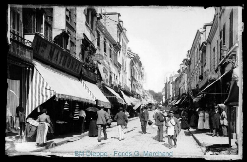 Rue avec « Hôtel du Lion d'Or », « Ets Mathorel », « Café central », pharmacie… (vue de la). (En réalité G. Marchand s'est trompé, il s'agit de la Grande rue Notre-Dame)