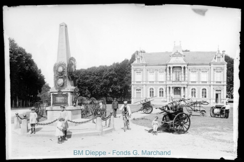 Mairie et du monument aux morts, avec des personnages (vue de la)