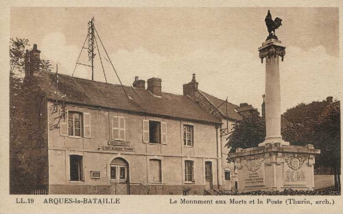 ARQUES-la-BATAILLE Le Monument aux Morts et la poste (Thurin, arch.)