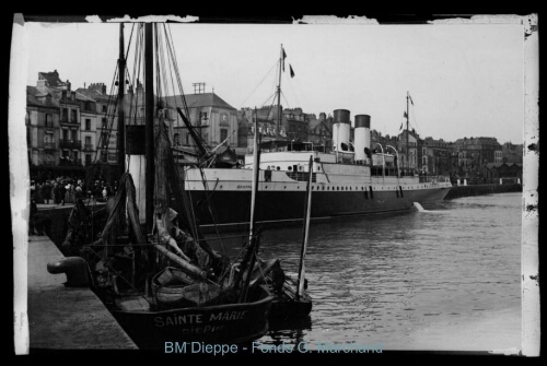 « Dieppe », et chalutier « Sainte Marie », quai Henri IV (vue du steamer)
