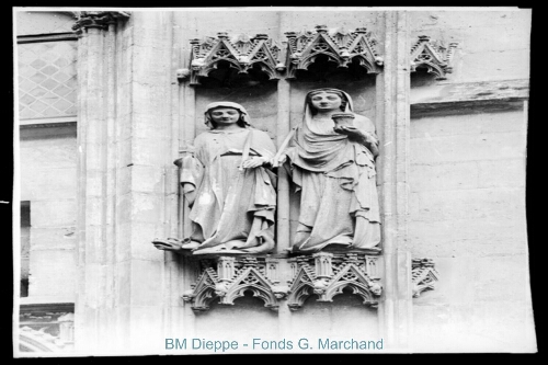 Statues de Marthe et Marie Madeleine à la cour des libraires de la cathédrale (vue des)