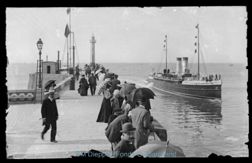 « France » arrivant dans les jetées (vue du steamer)
