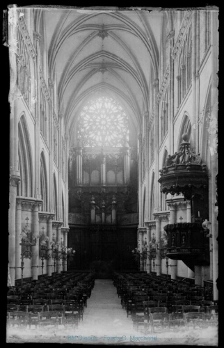 Eglise Saint-Jacques, l'intérieur (vue de l')