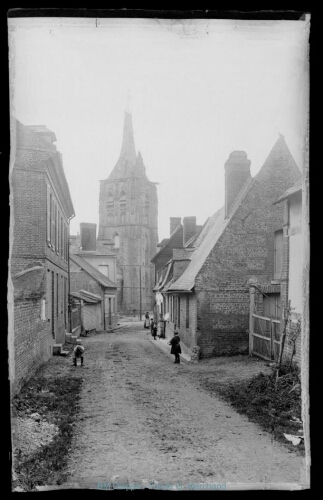 Rue et du clocher de l'église (vue d'une)