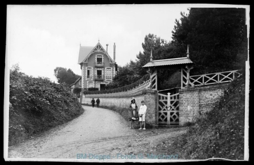 Villa avec des enfants devant le portail (vue d'une)