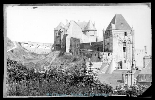 Château et tour Saint-Remy, prise du chemin de la citadelle (vue du)