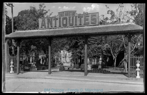 « Chez Aristide Antiquités », le portail (vue de)