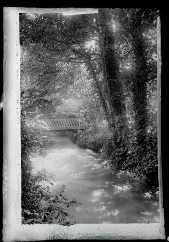 Bords de la rivière, pont  en bois (vue des)