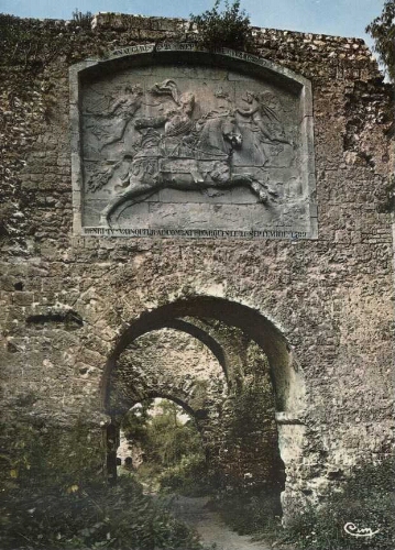 ARQUES-la-BATAILLE (Seine-Mar.) Ruines du célèbre château féodal (XIe s.) Bas-relief Henri-IV